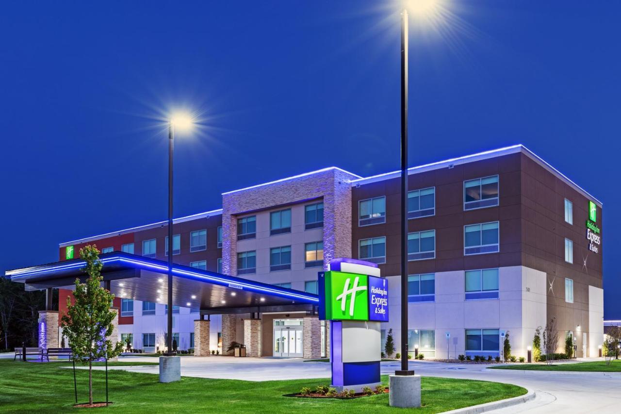 Holiday Inn Express & Suites - Parsons, An Ihg Hotel Exterior photo